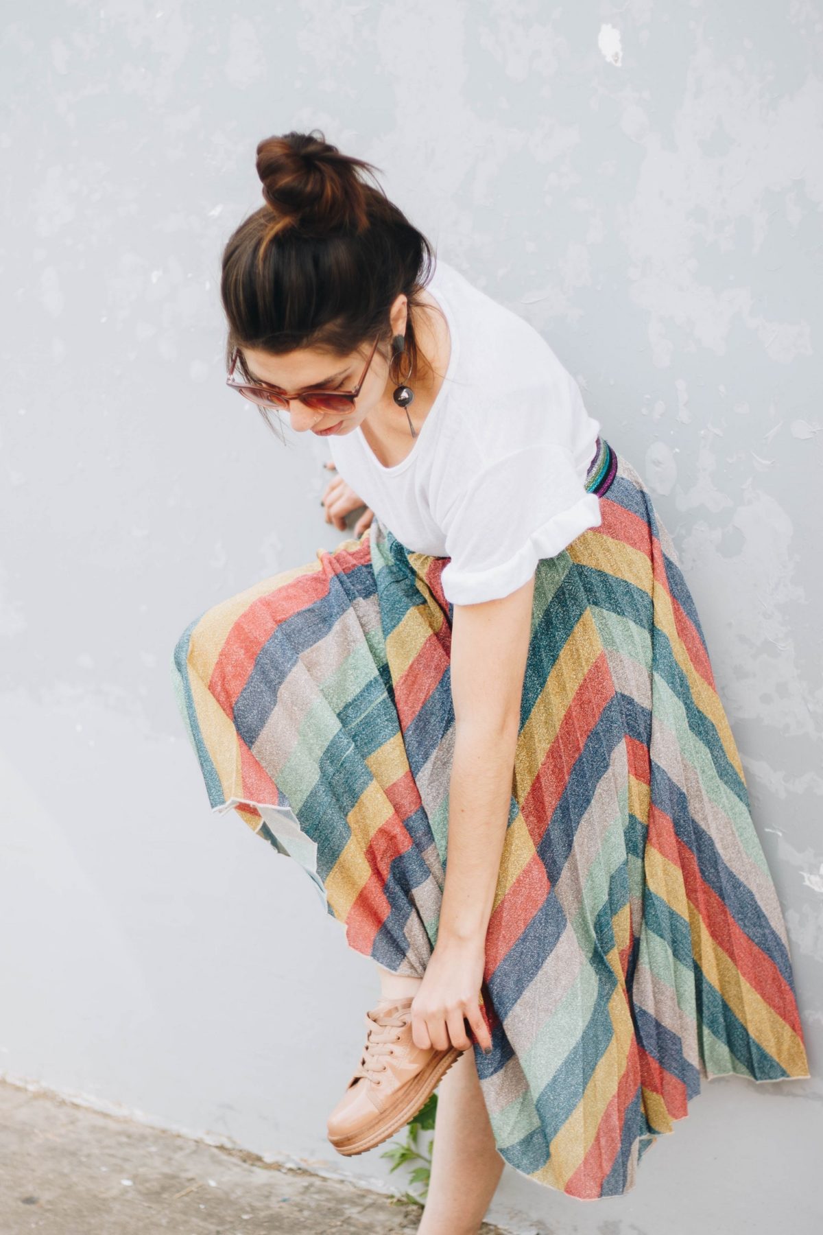 colorful pleated skirt casual outfit with white t-shirt and beige sneakers