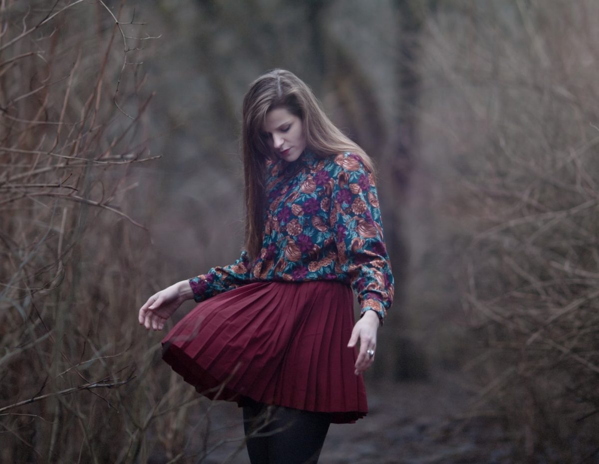 burgundy pleated skirt outfit ideas for autumn patterned shirt and thick tights