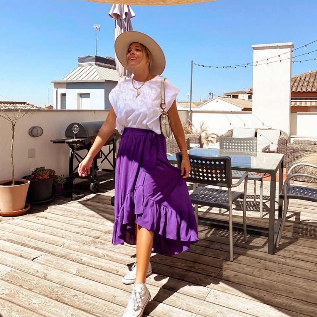 camisa de qué color va con una falda morada blanca