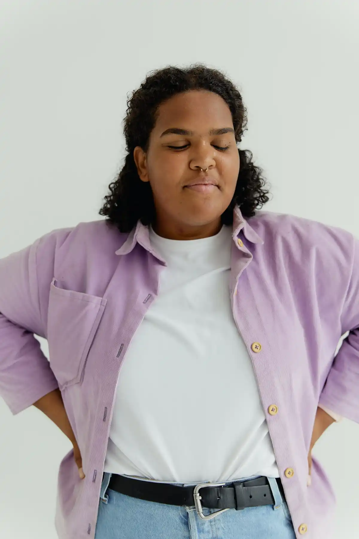 black oversize woman wearing light purple shirt with white t-shirt and jeans
