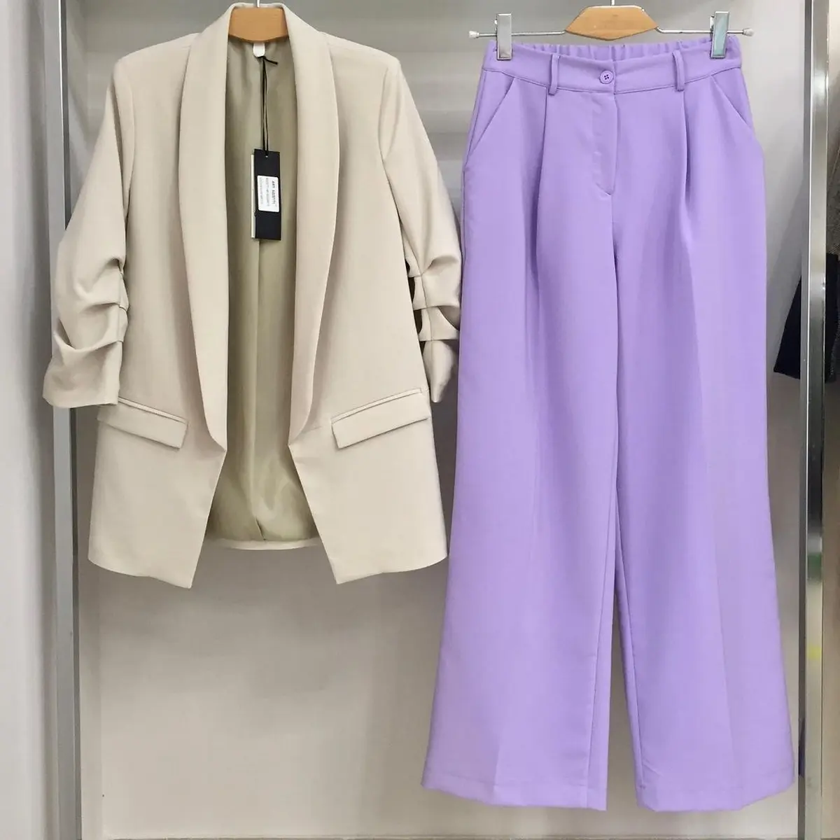 What color goes with purple pants? Best outfit ideas for females