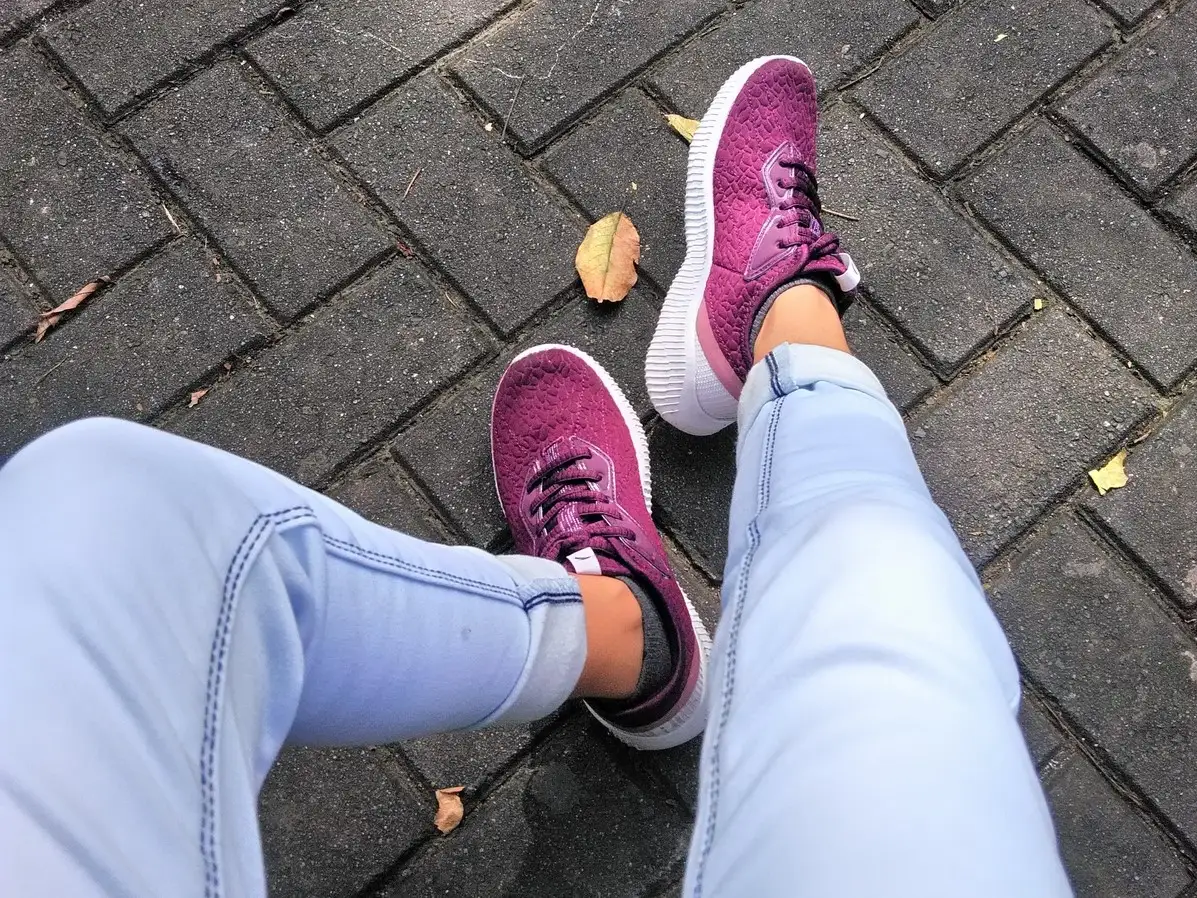 Purple on sale sneakers outfit