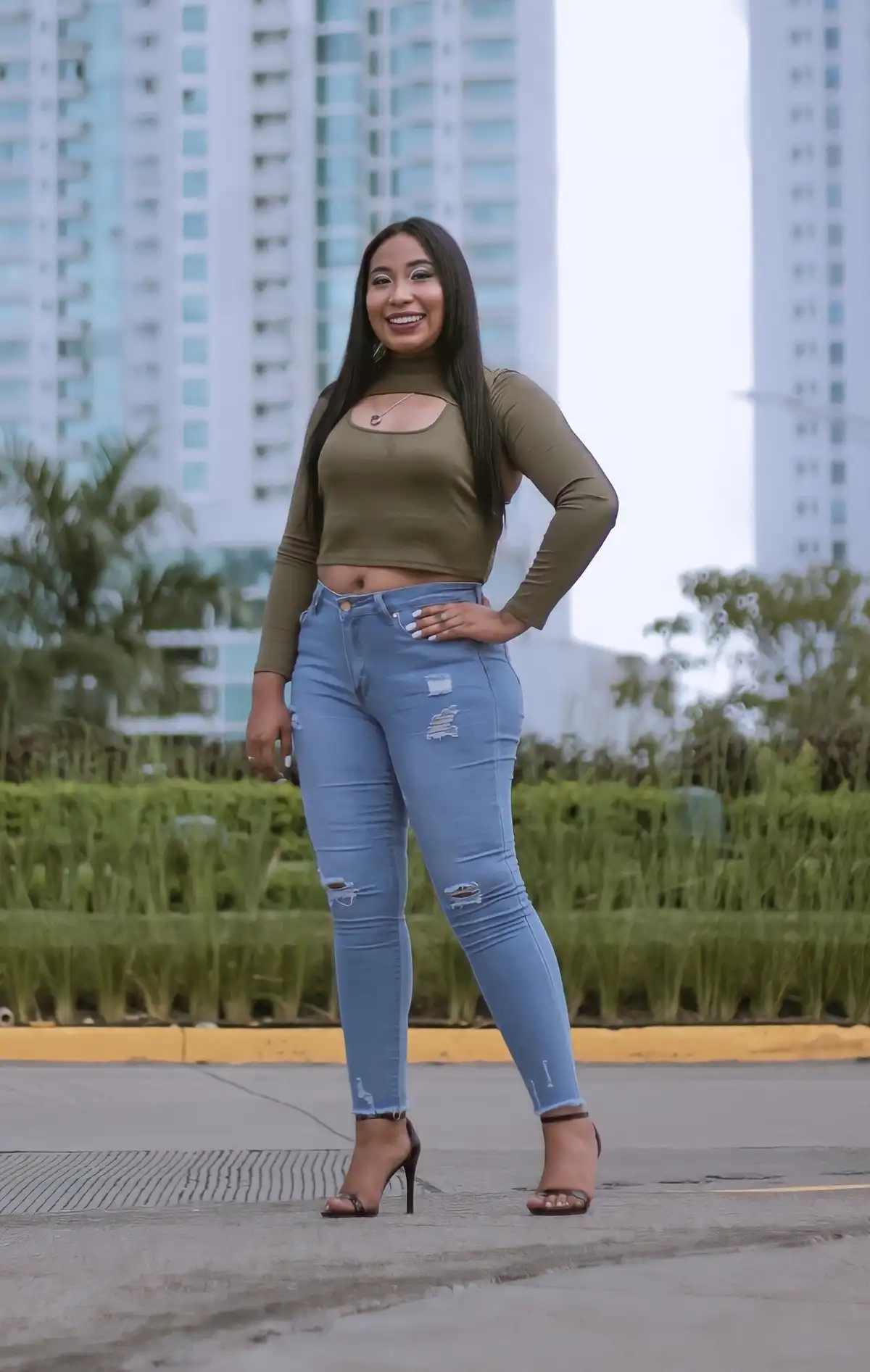 woman with big butt wearing skinny jeans