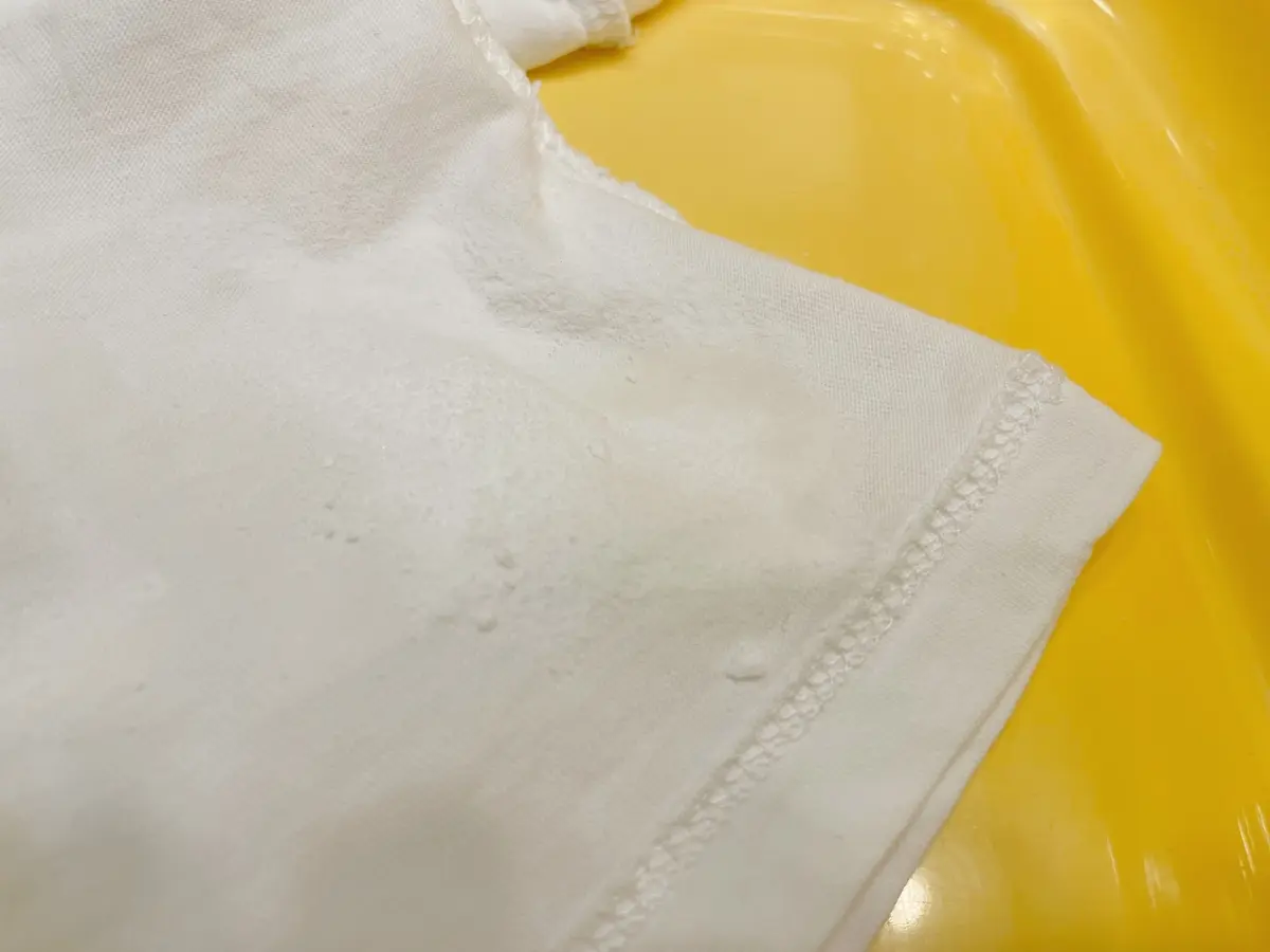 Removing Sunscreen Stains from white Clothes with baking soda