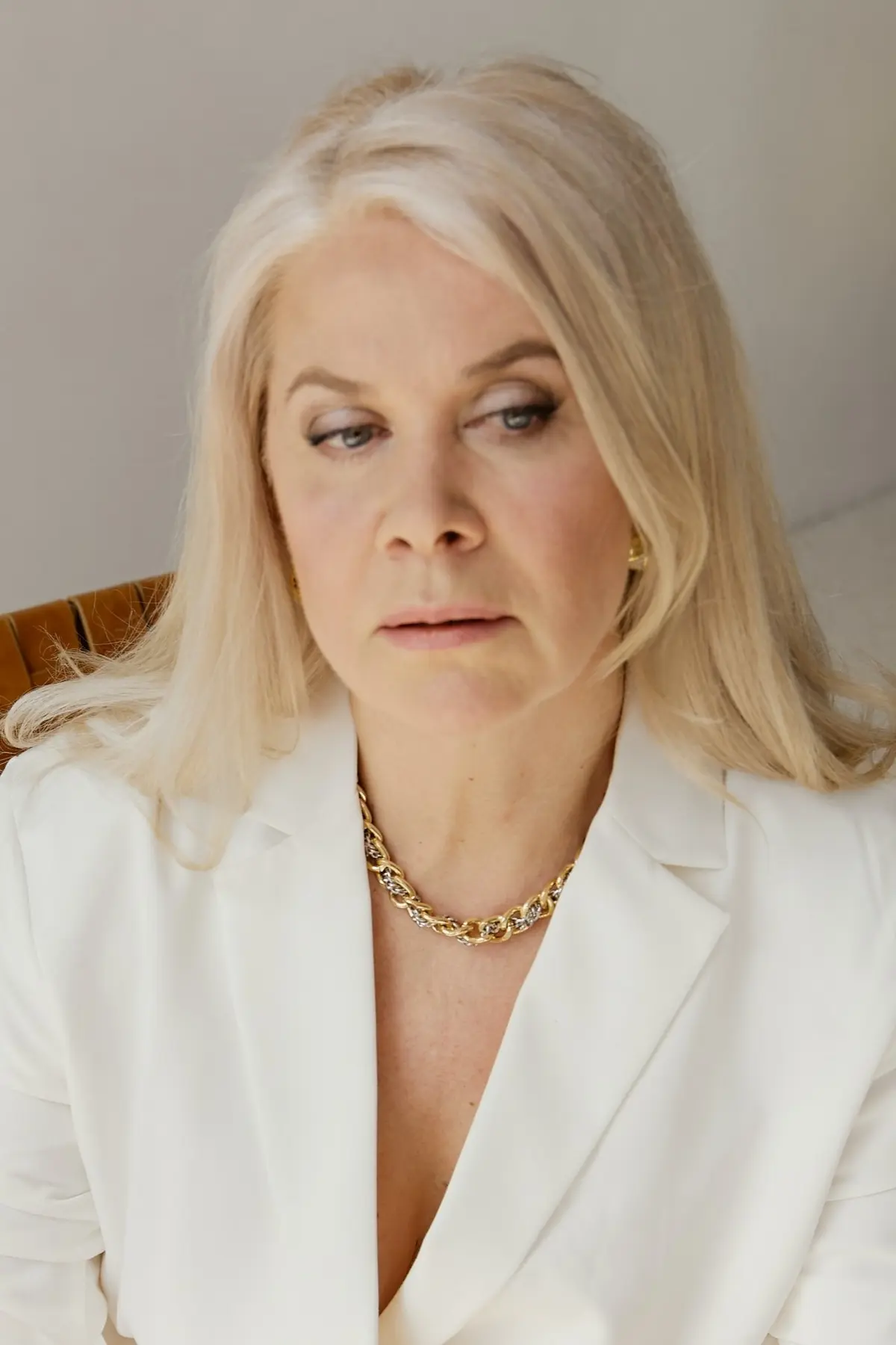 How to put on eyeshadow over 50 for a youthful look