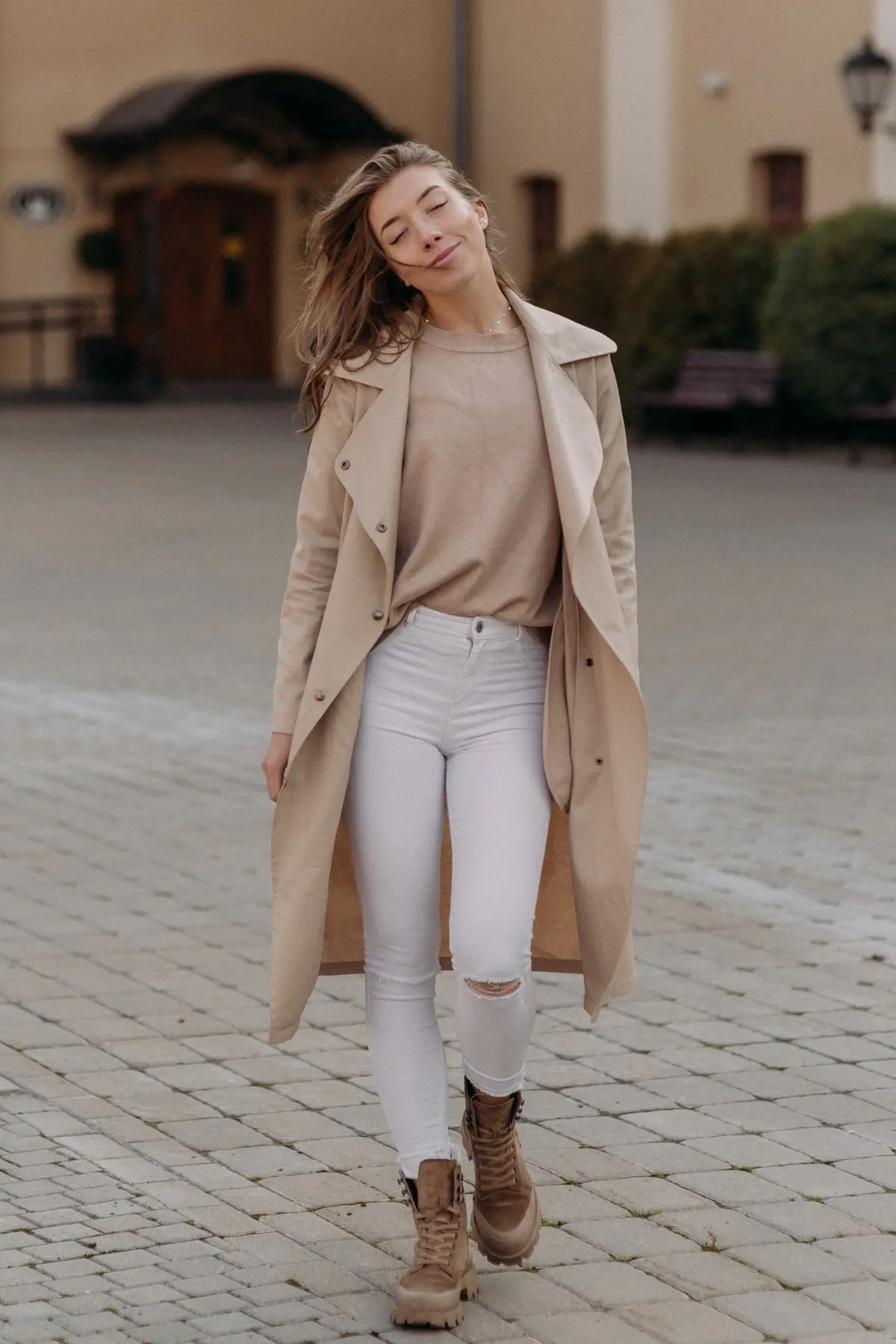 chunky brown ankle boots and white jeans