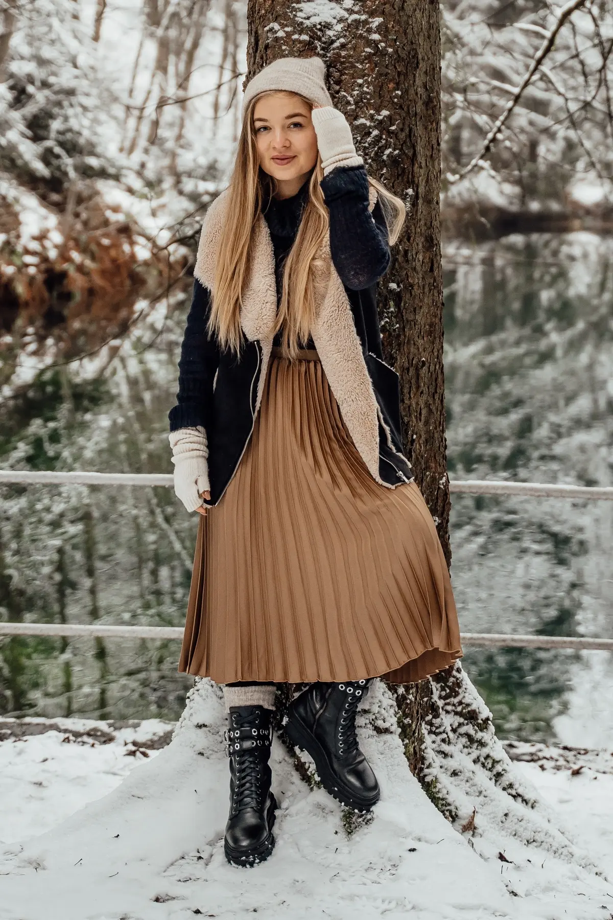100 denier tights keep warm under pleated skirt in winter